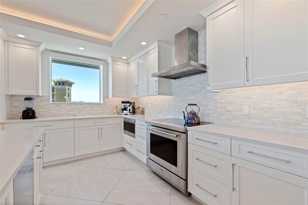 For Sale: $3,150,000 (3 beds, 3 baths, 2721 Square Feet)