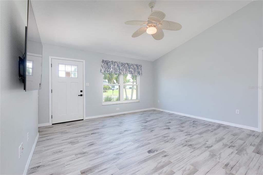 For Sale: $249,500 (2 beds, 2 baths, 1245 Square Feet)