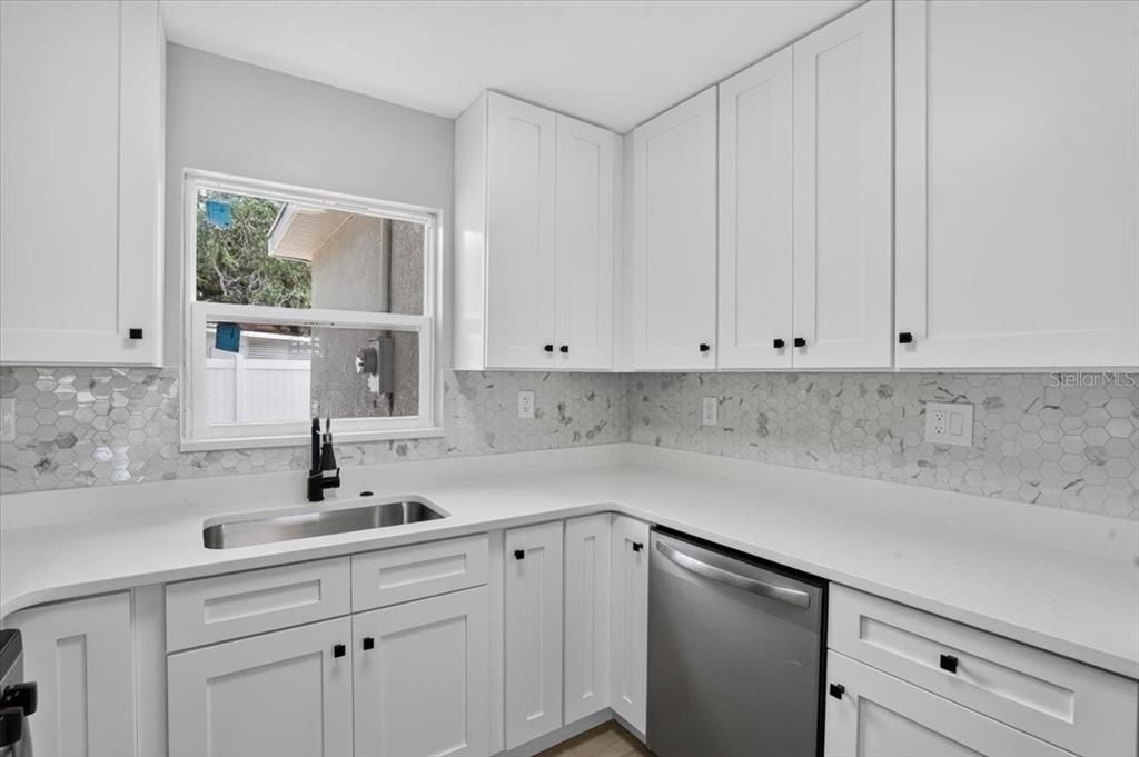 For Sale: $354,900 (2 beds, 1 baths, 1031 Square Feet)