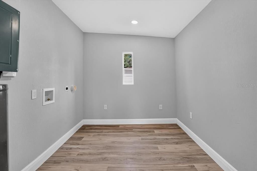 For Sale: $354,900 (2 beds, 1 baths, 1031 Square Feet)