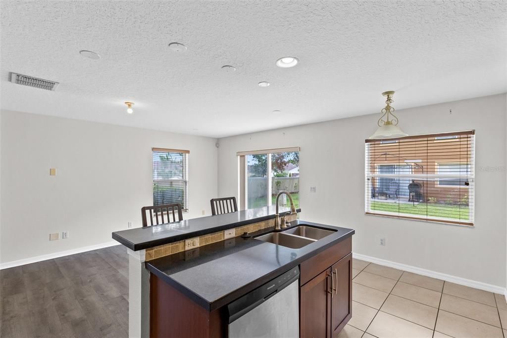 For Sale: $339,900 (3 beds, 3 baths, 1828 Square Feet)