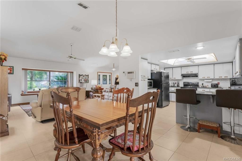 For Sale: $315,000 (2 beds, 2 baths, 2014 Square Feet)