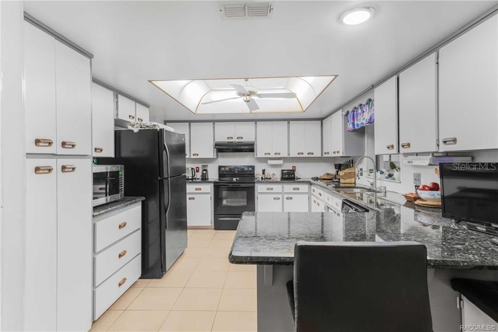 For Sale: $315,000 (2 beds, 2 baths, 2014 Square Feet)