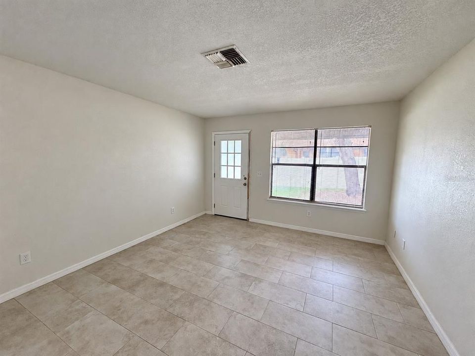 For Rent: $1,450 (2 beds, 1 baths, 728 Square Feet)