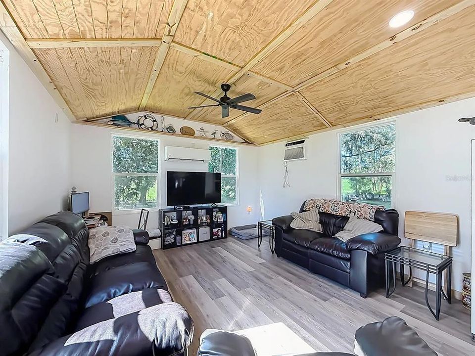 For Sale: $498,000 (2 beds, 1 baths, 644 Square Feet)