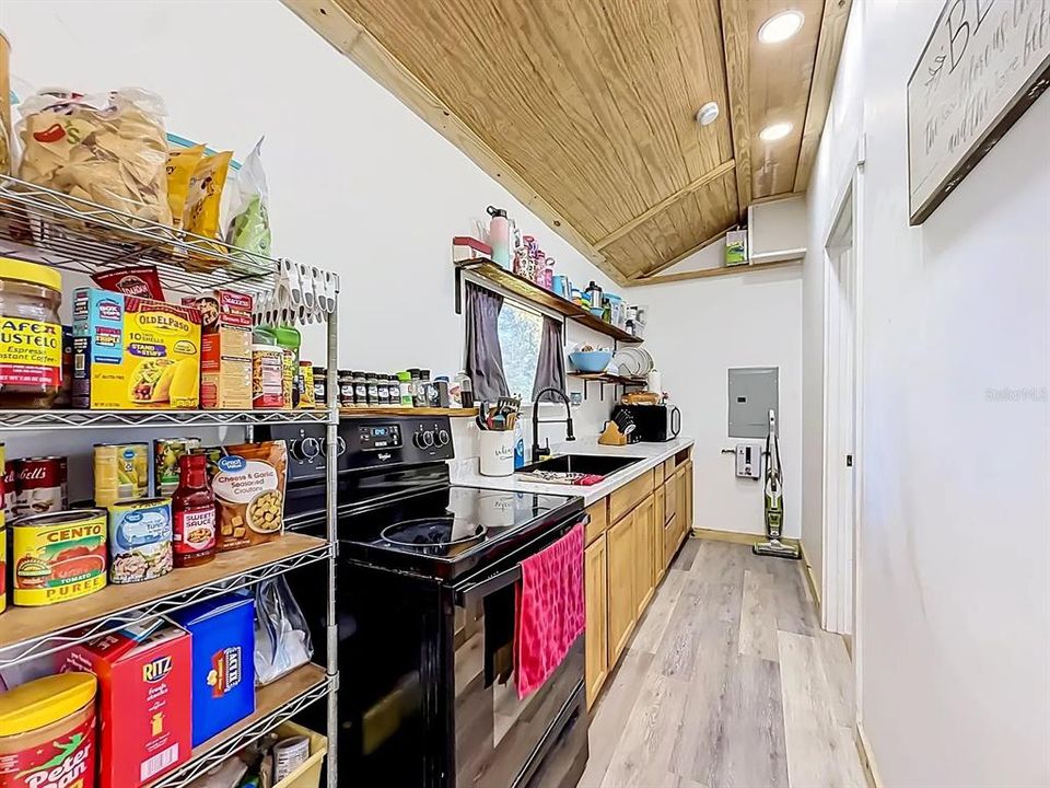 For Sale: $498,000 (2 beds, 1 baths, 644 Square Feet)