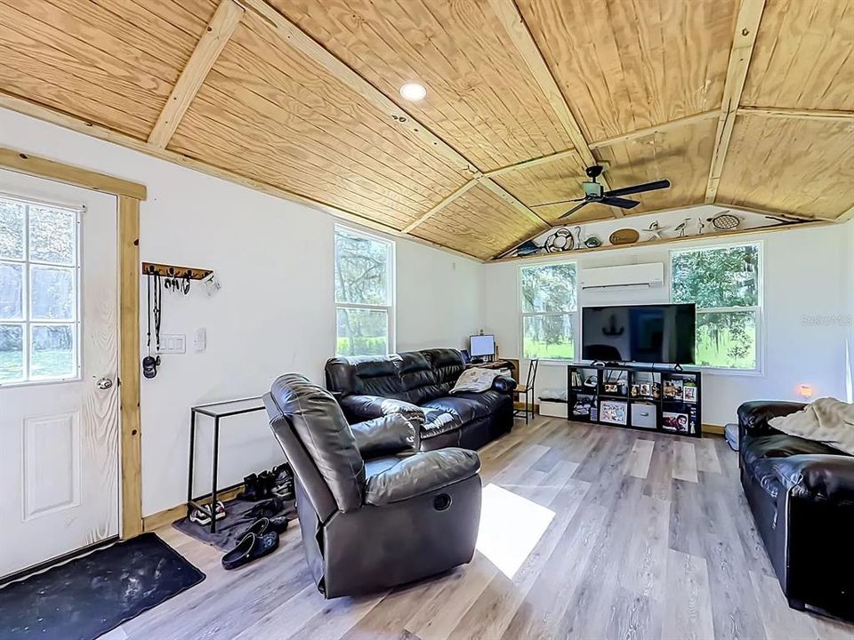 For Sale: $498,000 (2 beds, 1 baths, 644 Square Feet)