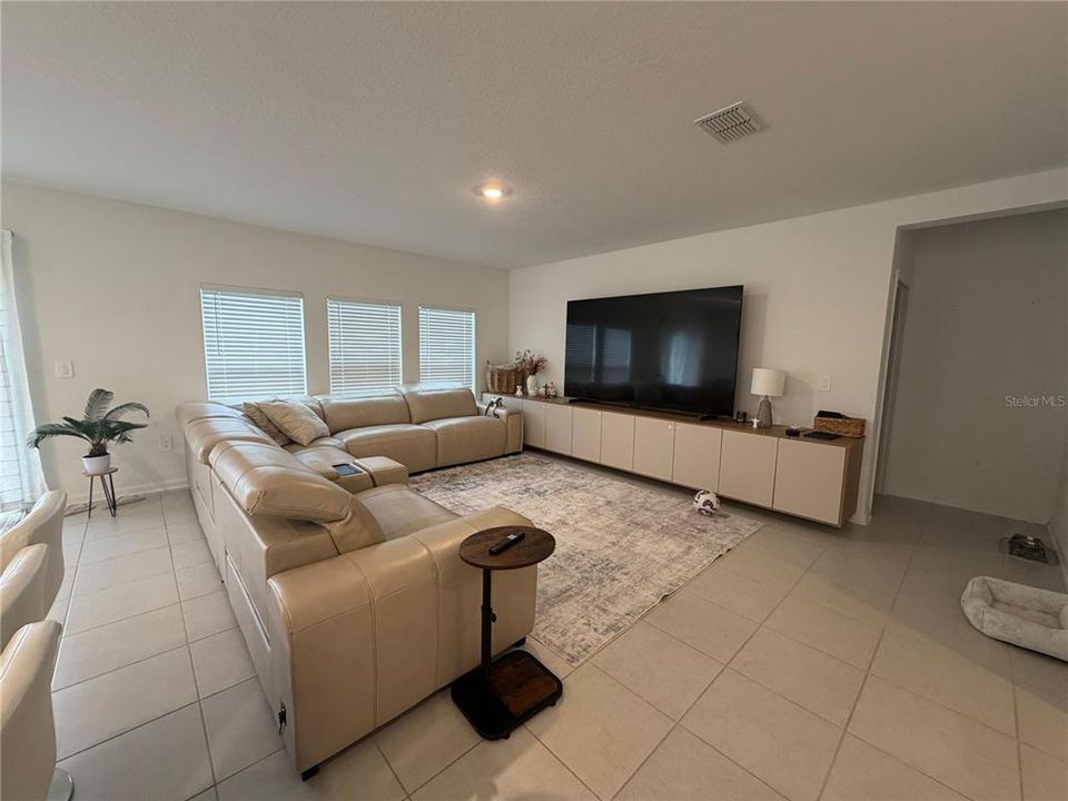 For Rent: $2,750 (4 beds, 2 baths, 1860 Square Feet)