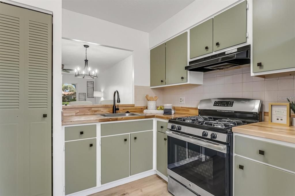 For Sale: $124,500 (1 beds, 1 baths, 646 Square Feet)