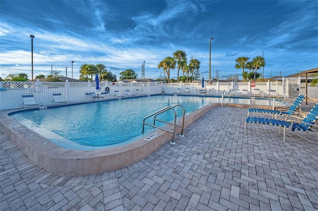 For Sale: $124,500 (1 beds, 1 baths, 646 Square Feet)