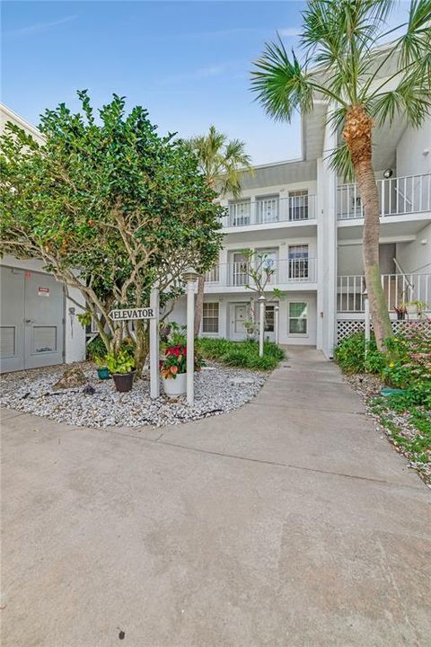 For Sale: $159,000 (2 beds, 2 baths, 1042 Square Feet)