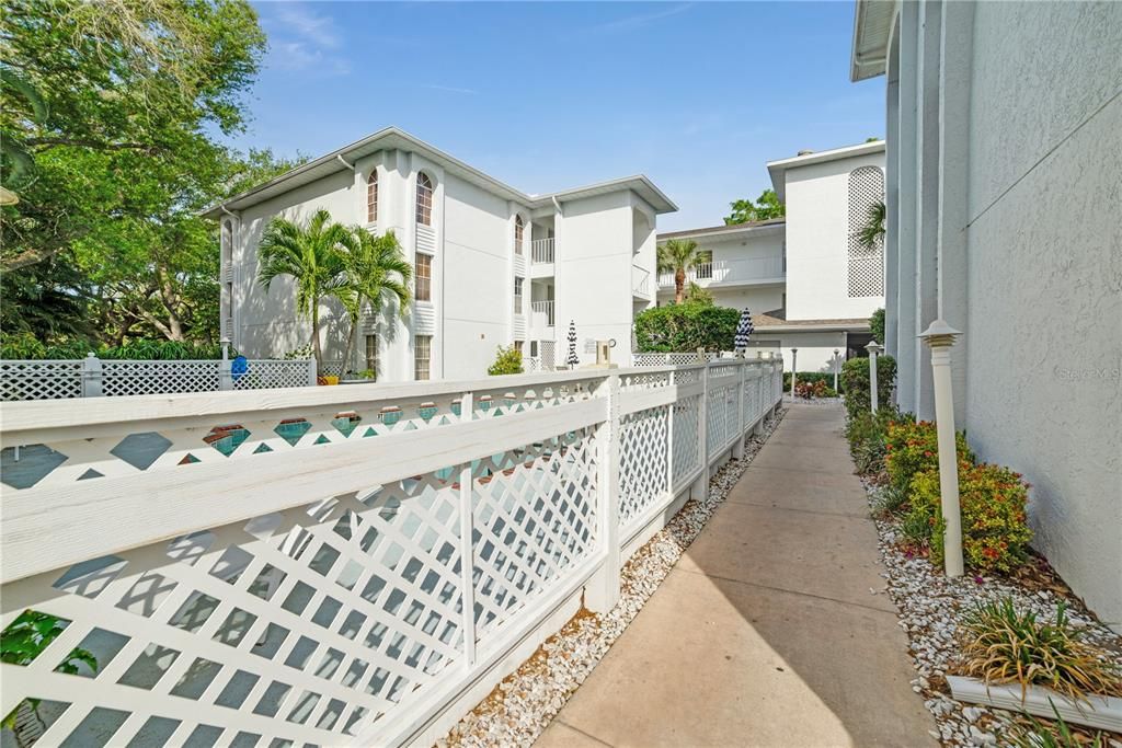 For Sale: $159,000 (2 beds, 2 baths, 1042 Square Feet)
