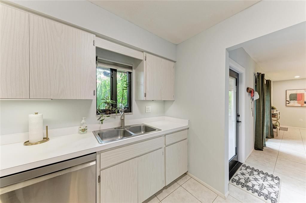 For Sale: $273,900 (2 beds, 2 baths, 1482 Square Feet)