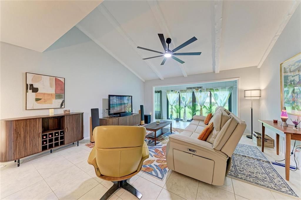 For Sale: $273,900 (2 beds, 2 baths, 1482 Square Feet)