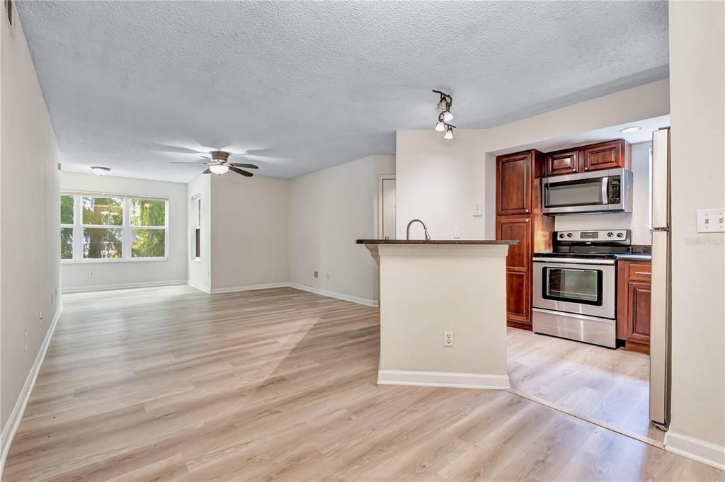 For Rent: $1,450 (2 beds, 1 baths, 934 Square Feet)