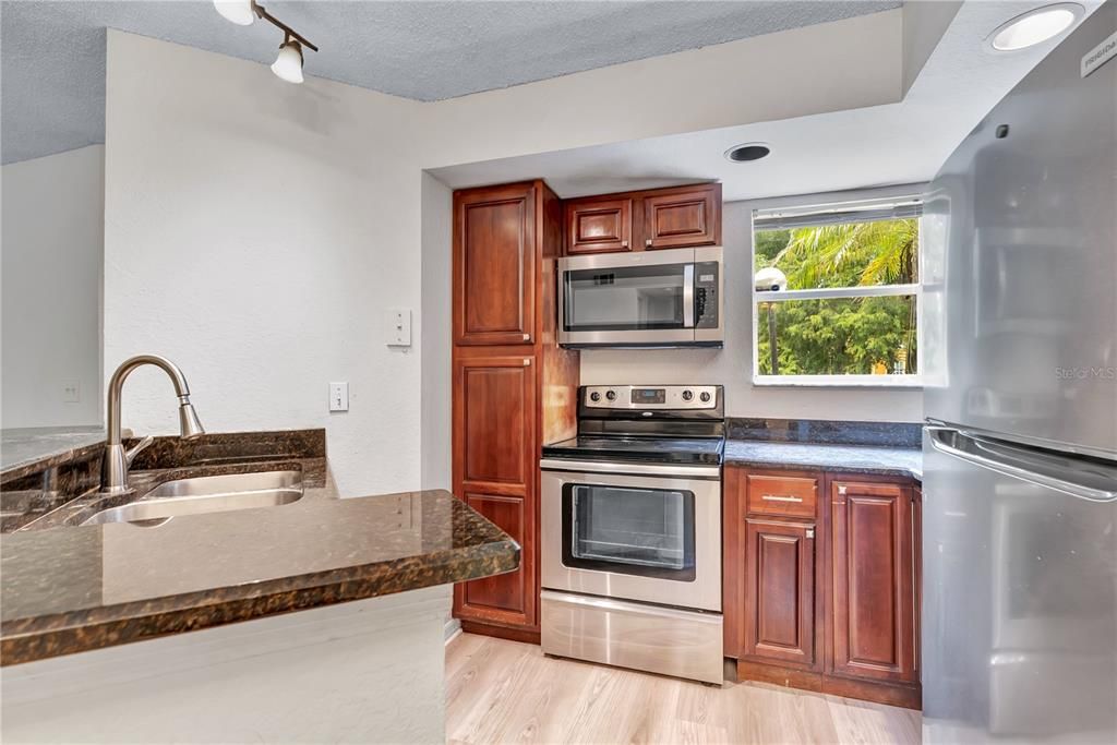 For Rent: $1,450 (2 beds, 1 baths, 934 Square Feet)