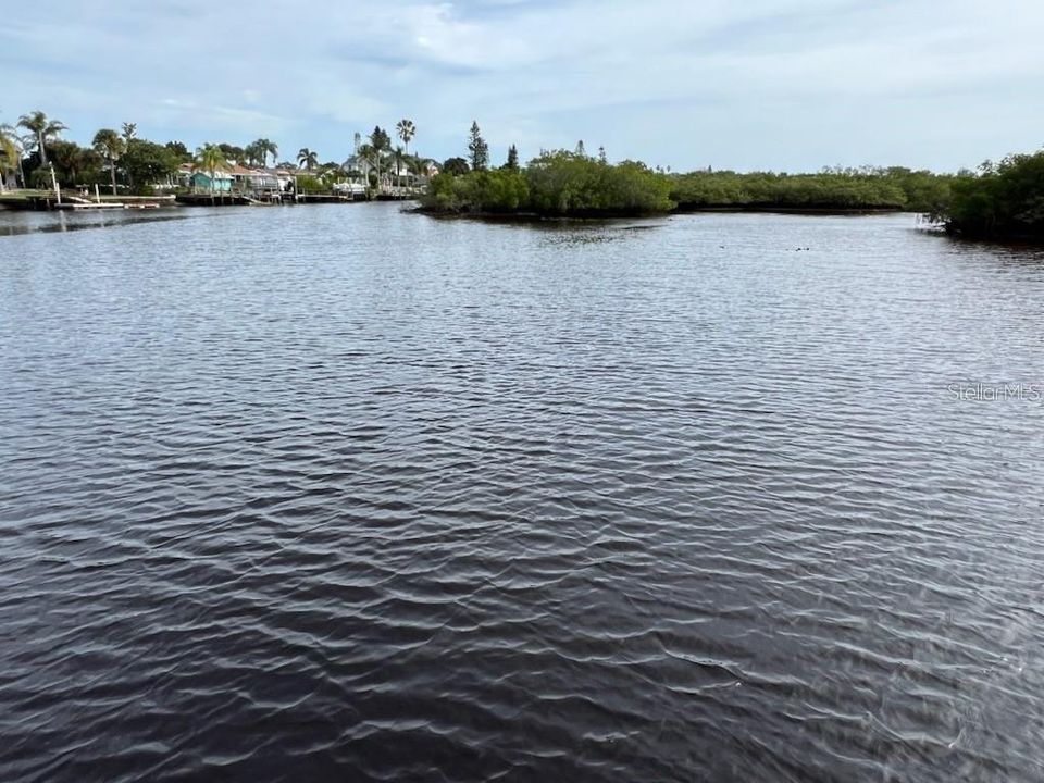 На продажу: $695,000 (0.86 acres)