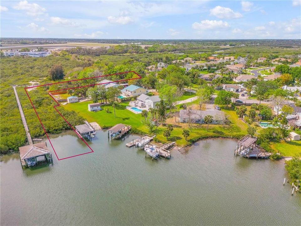 На продажу: $695,000 (0.86 acres)