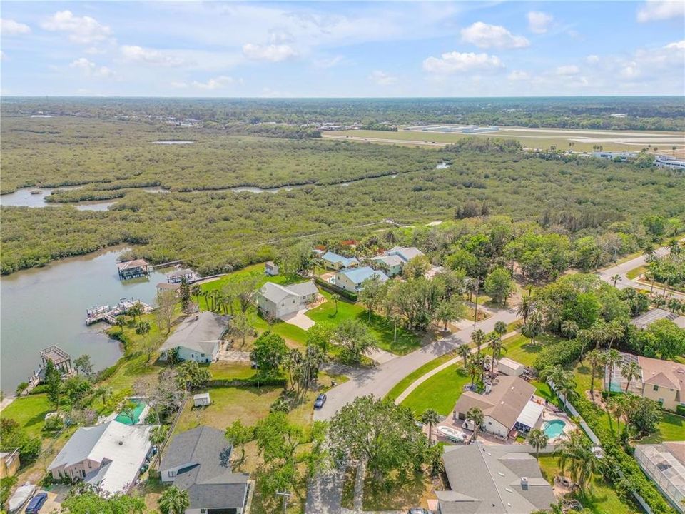 На продажу: $695,000 (0.86 acres)