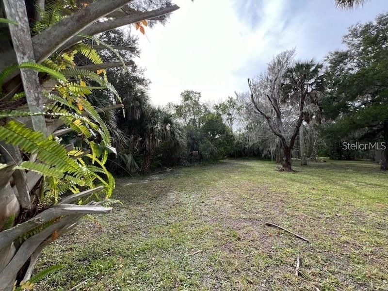 На продажу: $695,000 (0.86 acres)