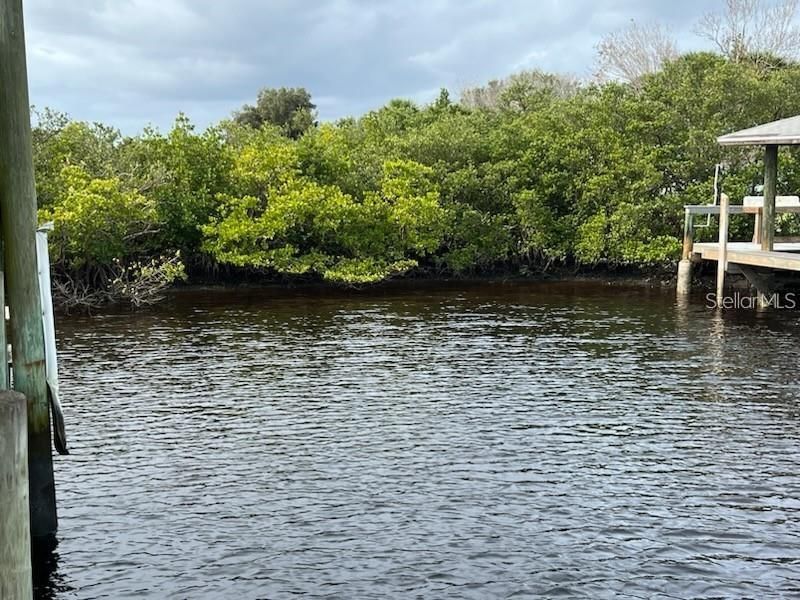 На продажу: $695,000 (0.86 acres)