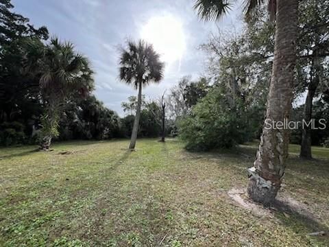 На продажу: $695,000 (0.86 acres)