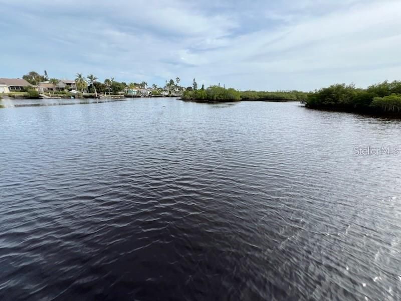 На продажу: $695,000 (0.86 acres)