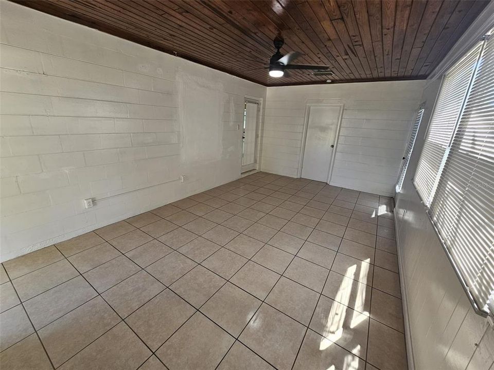 For Rent: $1,950 (3 beds, 1 baths, 1152 Square Feet)