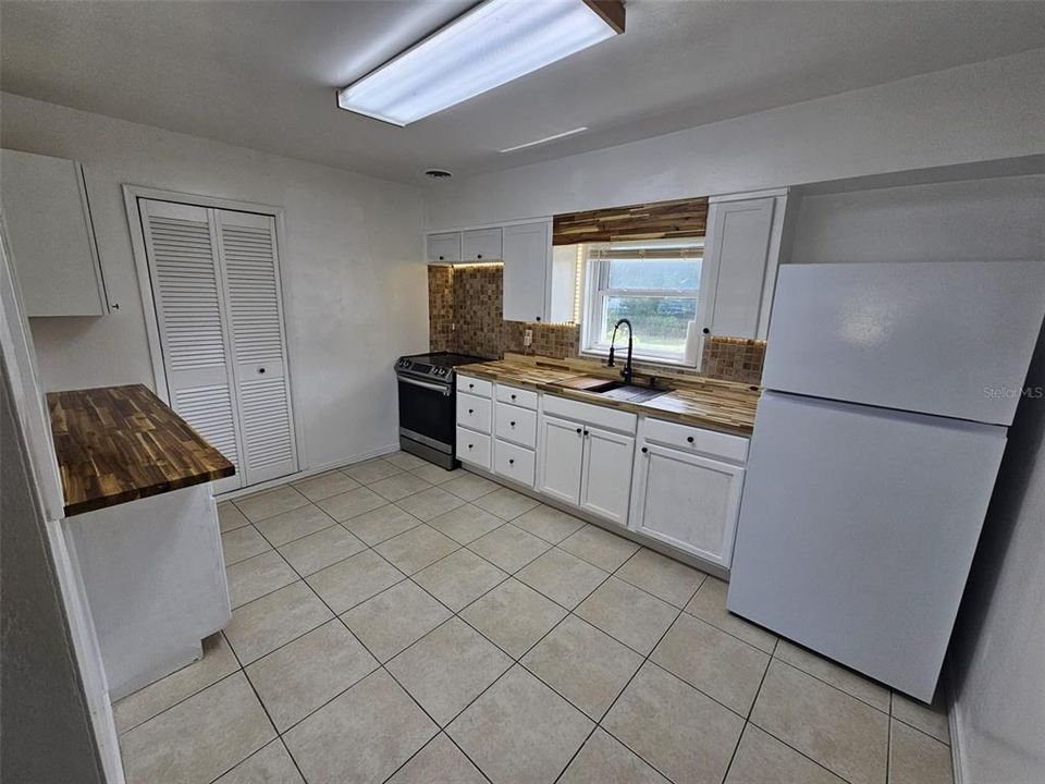 For Rent: $1,950 (3 beds, 1 baths, 1152 Square Feet)