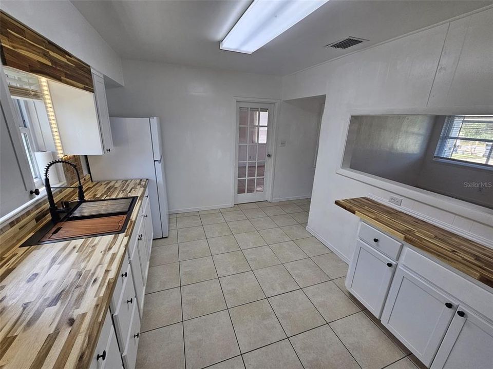 For Rent: $1,950 (3 beds, 1 baths, 1152 Square Feet)
