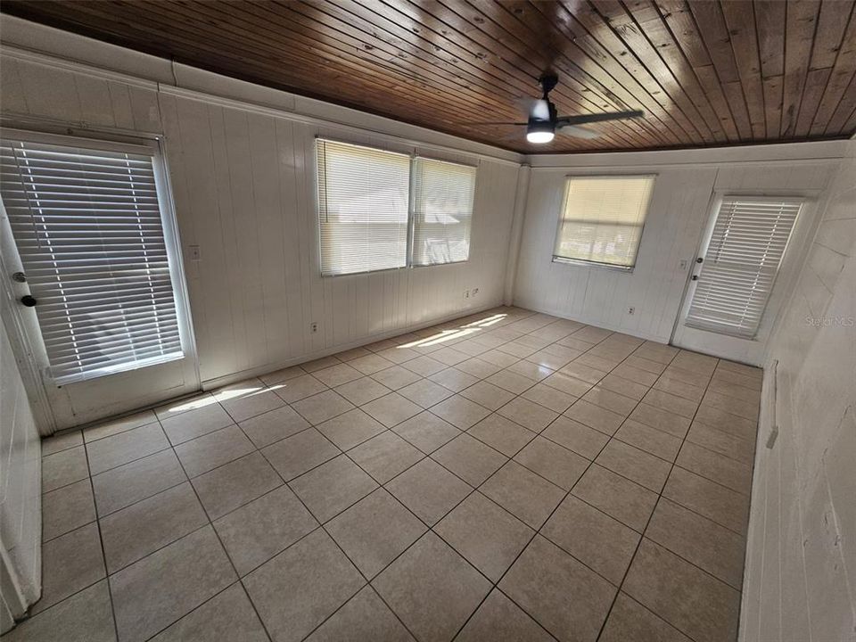 For Rent: $1,950 (3 beds, 1 baths, 1152 Square Feet)