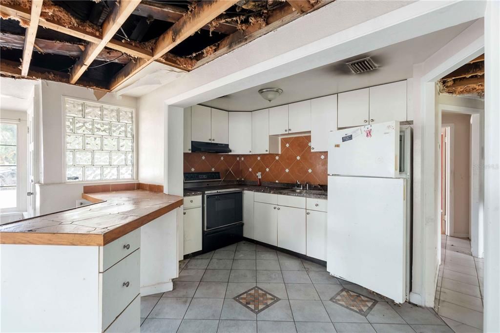 На продажу: $75,000 (2 спален, 1 ванн, 1162 Квадратных фут)