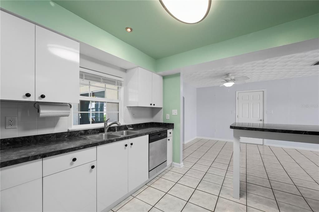 В аренду: $2,200 (3 спален, 2 ванн, 1628 Квадратных фут)