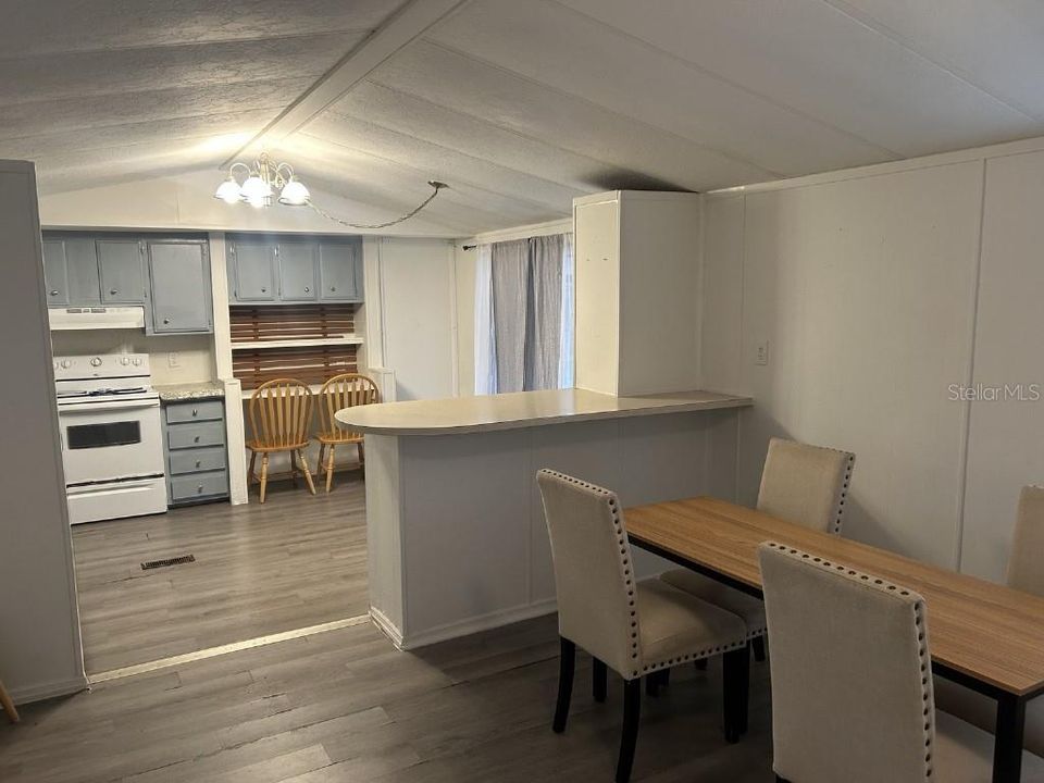 For Sale: $229,000 (2 beds, 2 baths, 930 Square Feet)