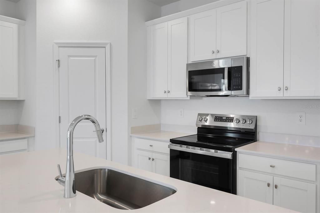 For Rent: $2,400 (4 beds, 2 baths, 2112 Square Feet)