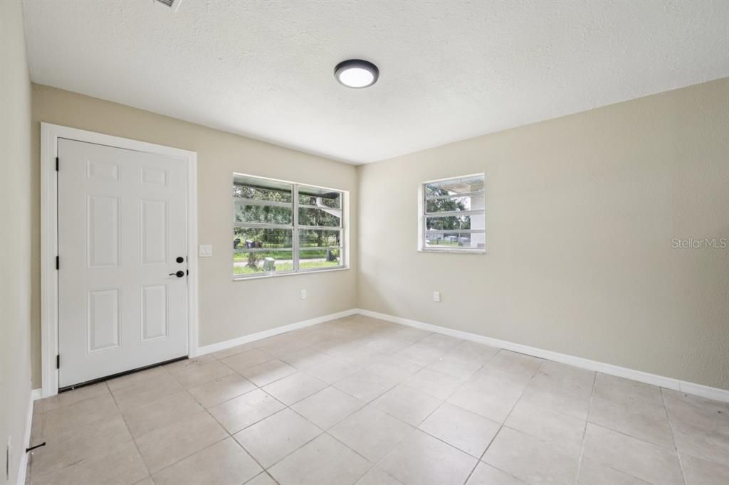 For Sale: $179,990 (3 beds, 1 baths, 864 Square Feet)