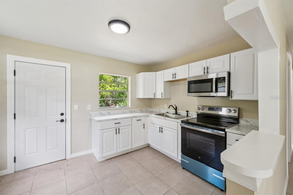 For Sale: $179,990 (3 beds, 1 baths, 864 Square Feet)