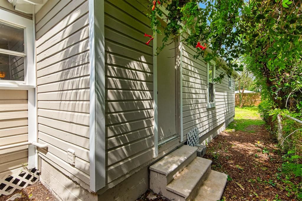 For Sale: $299,999 (3 beds, 2 baths, 1130 Square Feet)