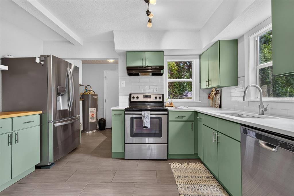 For Sale: $299,999 (3 beds, 2 baths, 1130 Square Feet)