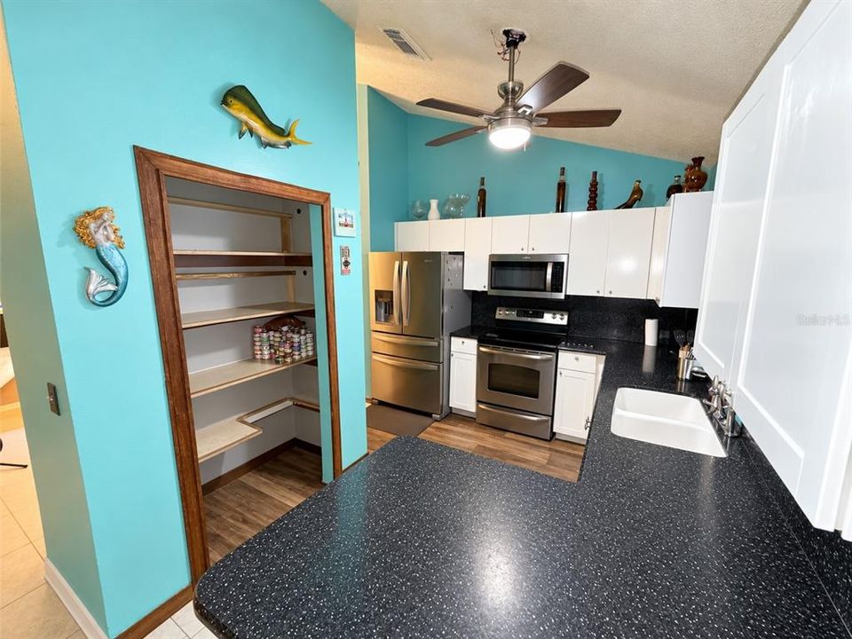For Sale: $309,999 (3 beds, 3 baths, 1468 Square Feet)