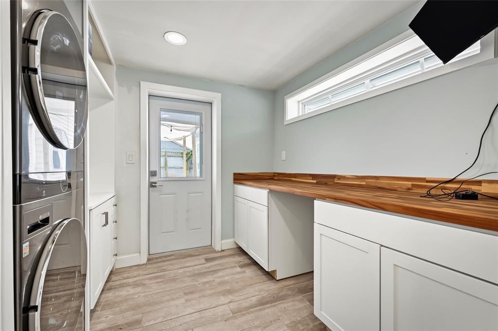 For Sale: $369,000 (2 beds, 1 baths, 965 Square Feet)