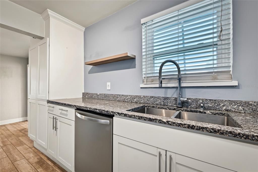 For Sale: $369,000 (2 beds, 1 baths, 965 Square Feet)