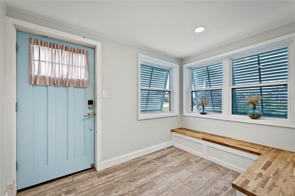 For Sale: $369,000 (2 beds, 1 baths, 965 Square Feet)