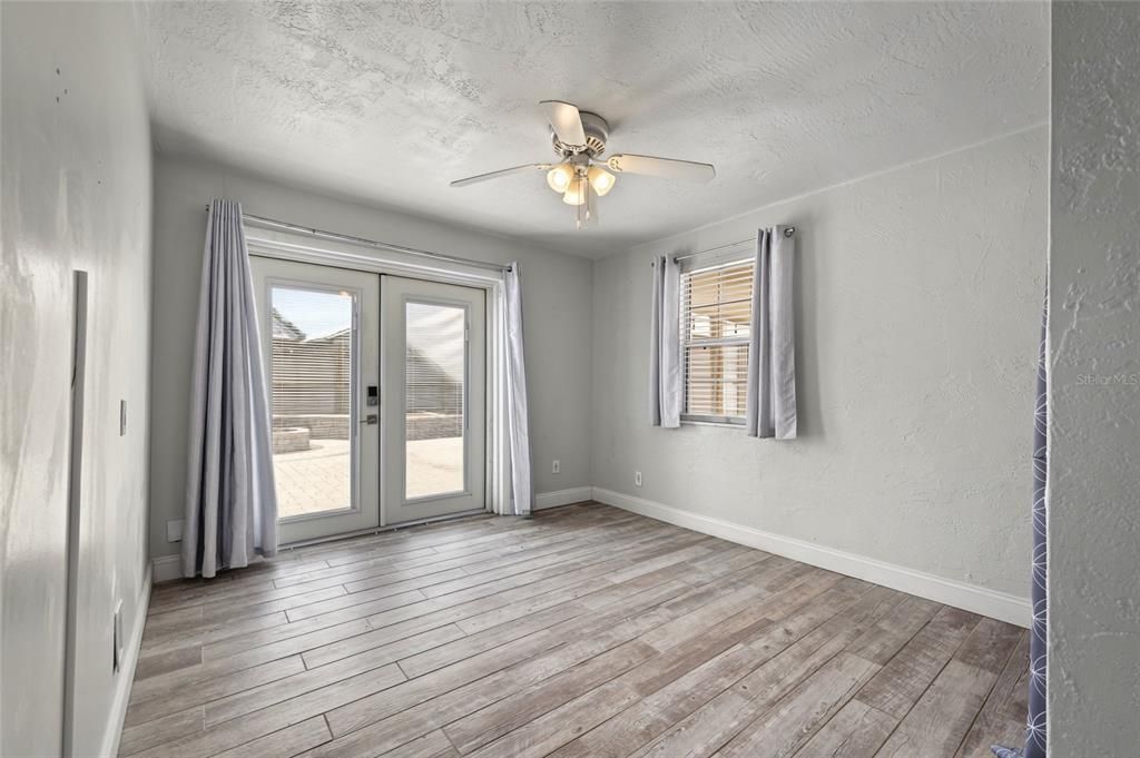 For Sale: $369,000 (2 beds, 1 baths, 965 Square Feet)