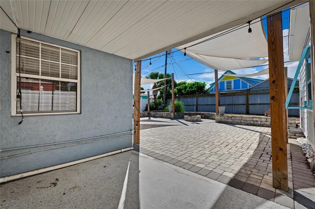 For Sale: $369,000 (2 beds, 1 baths, 965 Square Feet)