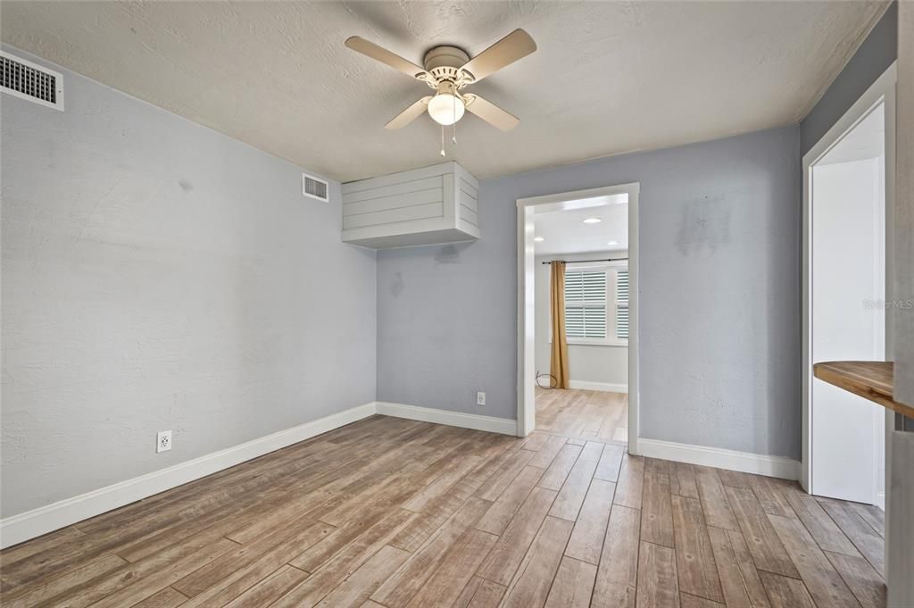 For Sale: $369,000 (2 beds, 1 baths, 965 Square Feet)