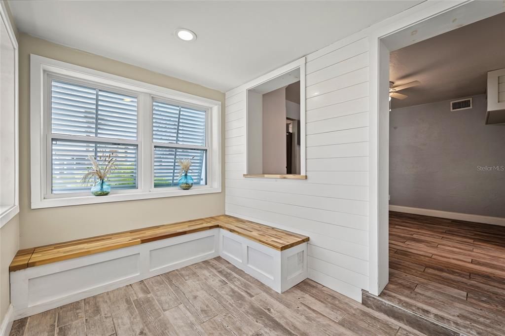 For Sale: $369,000 (2 beds, 1 baths, 965 Square Feet)