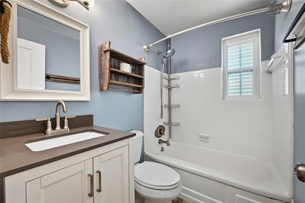For Sale: $369,000 (2 beds, 1 baths, 965 Square Feet)
