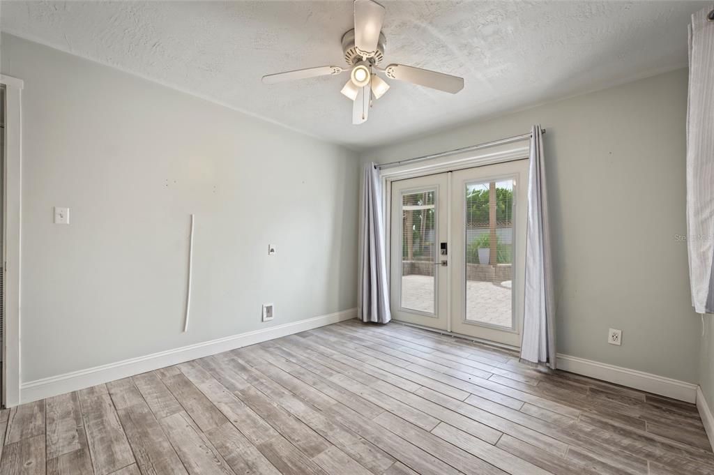 For Sale: $369,000 (2 beds, 1 baths, 965 Square Feet)
