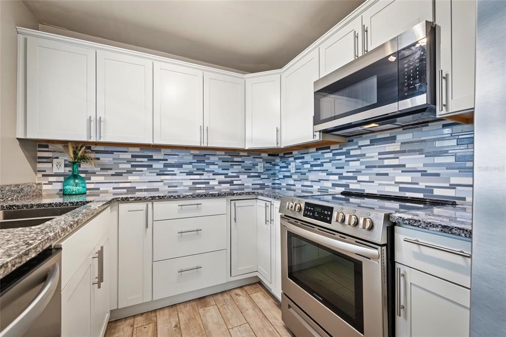 For Sale: $369,000 (2 beds, 1 baths, 965 Square Feet)